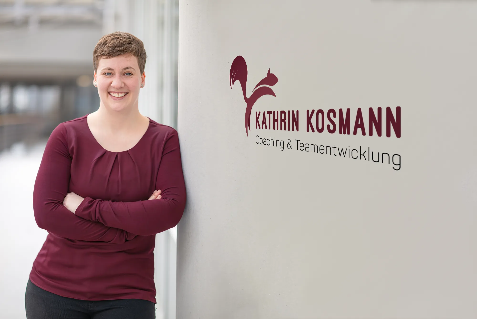 Kathrin Kosmann an einer Wand anlehnend